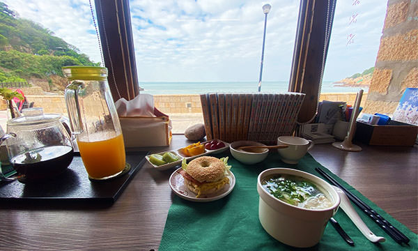 早餐與窗外的海景