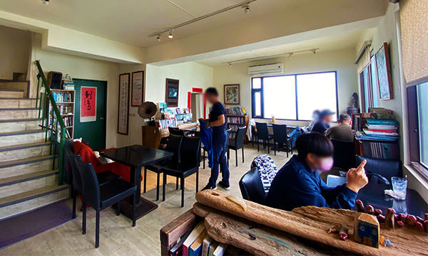 刺鳥咖啡書店 一樓座位