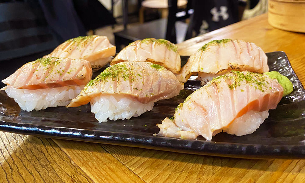 炙燒迷你鮭魚握壽司