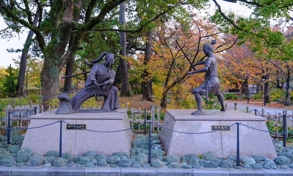 宮本武藏和佐佐木小次郎雕像