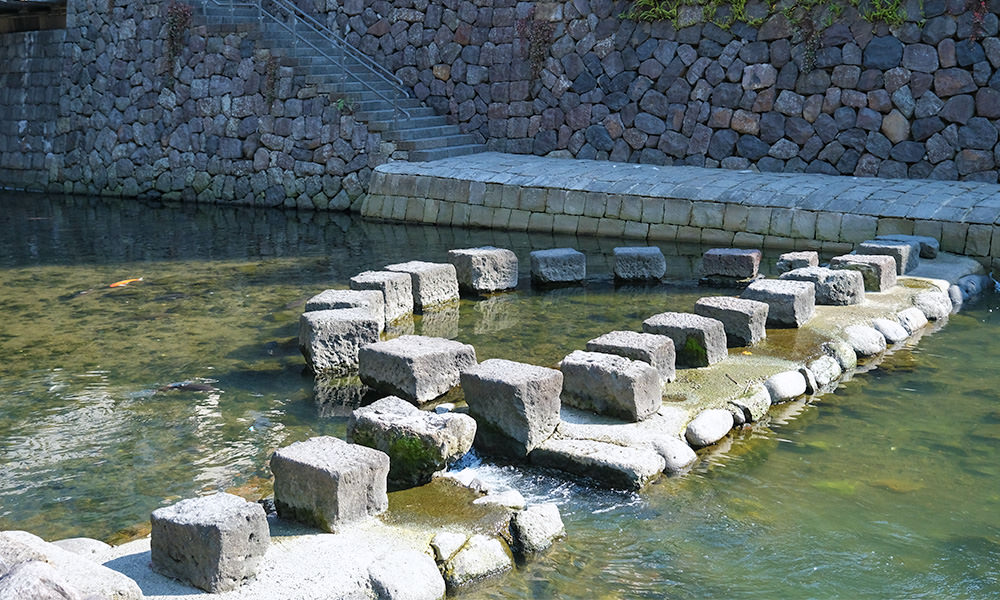 中島川上的半圓形的石頭