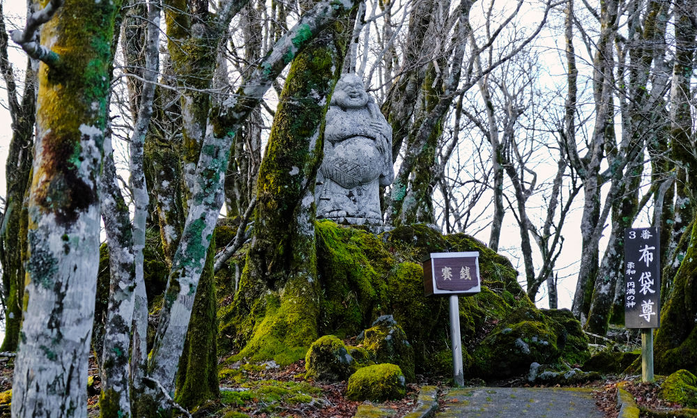 鶴見岳 布袋尊雕像