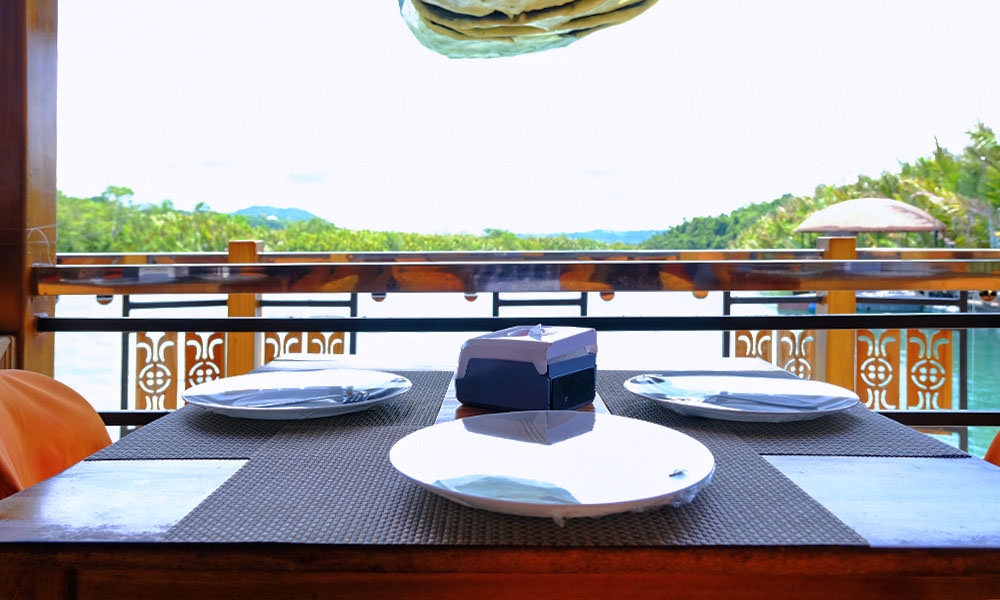 羅伯克河遊船上餐桌