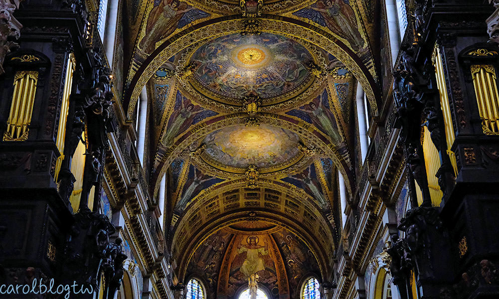 聖保羅大教堂內華麗的天花板