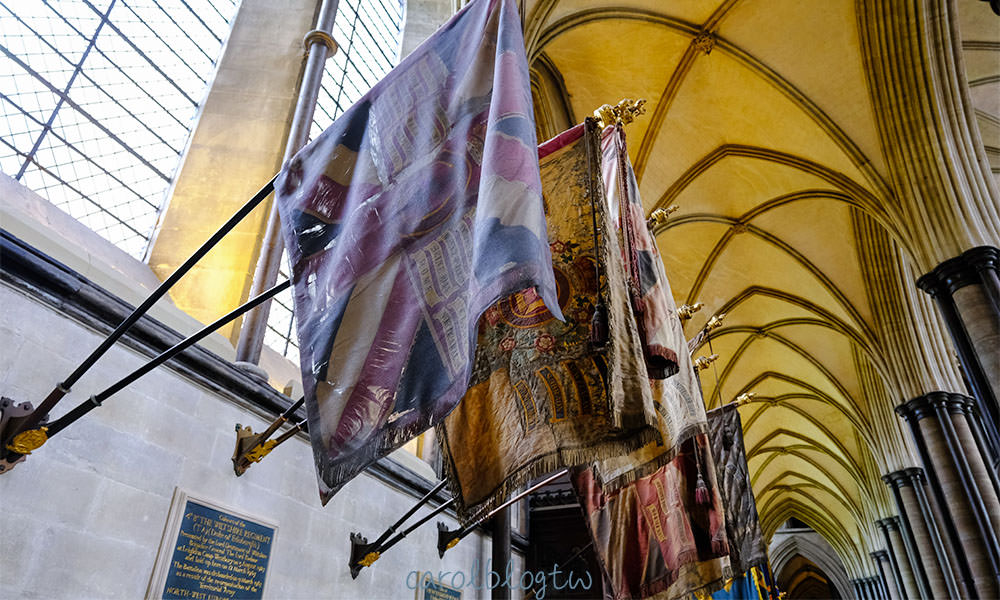 索爾茲伯里教堂內的旗幟