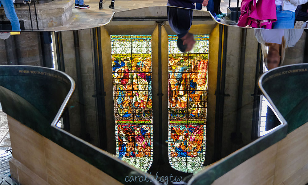 索爾茲伯里座堂 彩繪玻璃倒影
