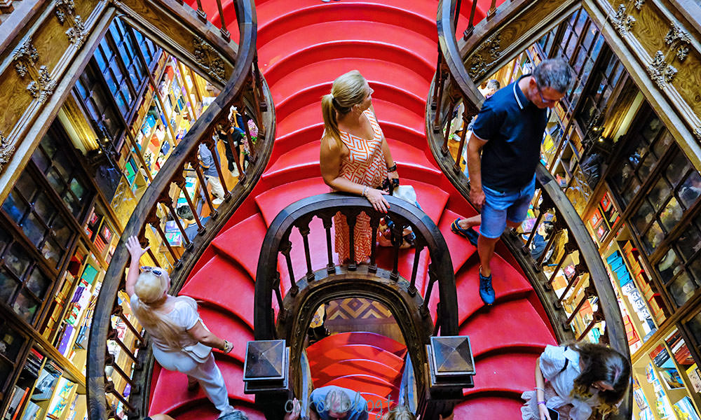 萊羅書店 紅色的雙股樓梯