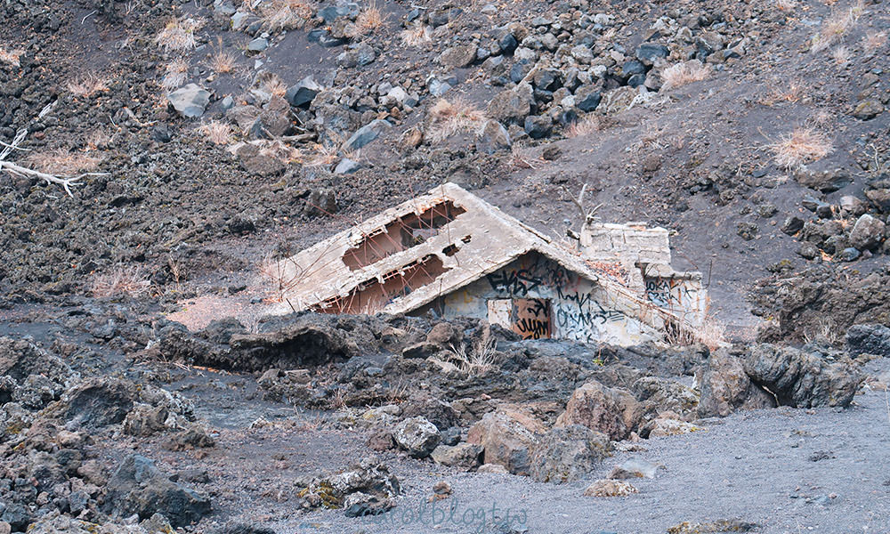 埃特納火山上被火山灰掩埋的房子