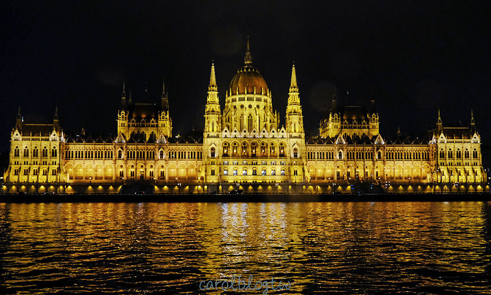 夜間匈牙利國會大廈點燈
